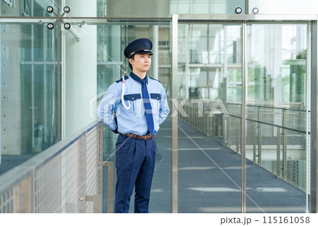 エントランスに立って見張りをする警備員 エントランスに立って見張りをする警備員 115161058