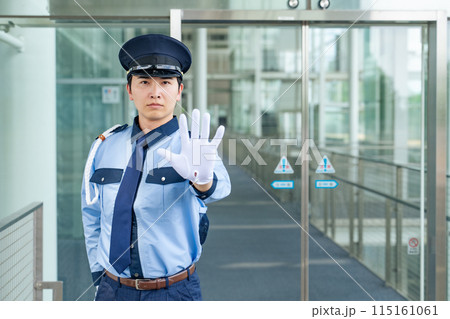 入り口でストップをかける警備員 115161061