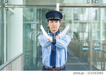 バツ印を見せる警備員 バツ印を見せる警備員 115161065