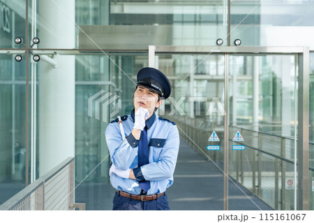悩む警備員 115161067