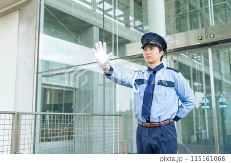 ストップをかける警備員 115161068