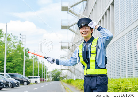 交通誘導する警備員 交通誘導する警備員 115161070