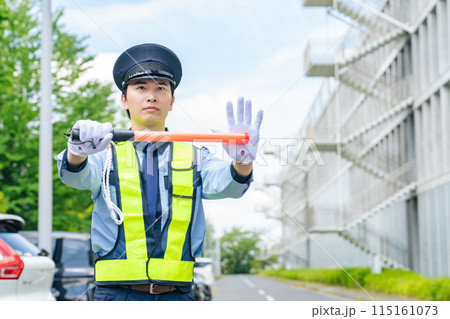 交通誘導する警備員 交通誘導する警備員 115161073