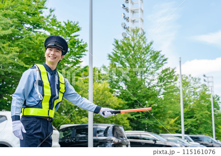 交通誘導する警備員 115161076