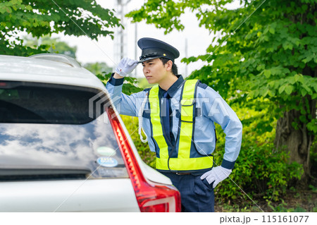 不審な車を確認する警備員 不審な車を確認する警備員 115161077