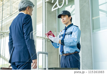 パスポートをチェックする警備員 115161083