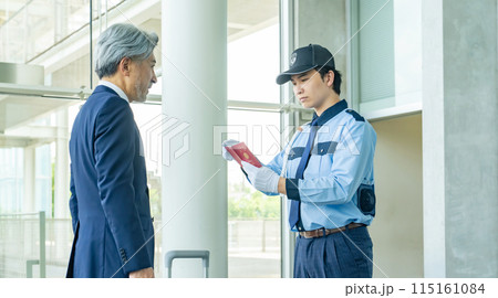 パスポートをチェックする警備員 パスポートをチェックする警備員 115161084