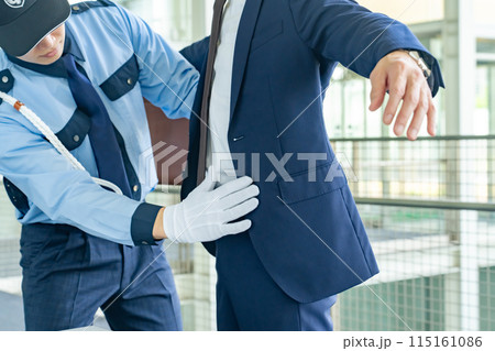 ボディーチェックする警備員 ボディーチェックする警備員 115161086