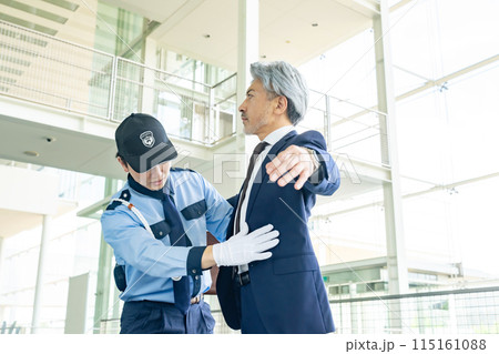 ボディーチェックする警備員 ボディーチェックする警備員 115161088