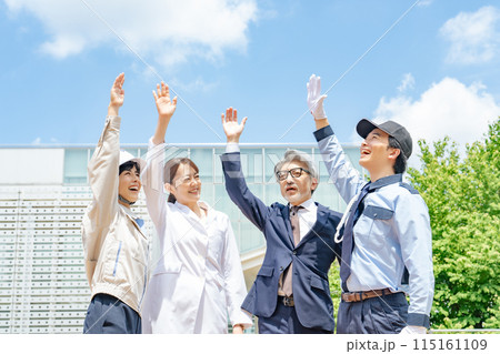 様々な職業の人々のチームワークイメージ（ビジネスマン・エンジニア・研究者・警備員） 115161109