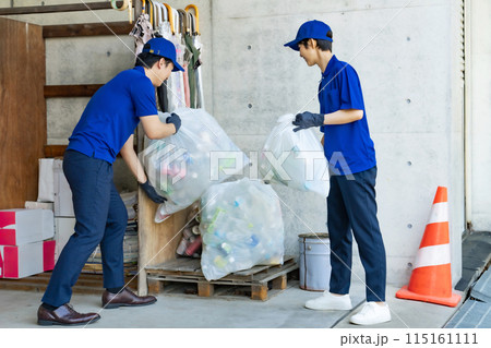 ごみ収集する作業員 115161111