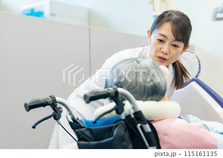 お年寄りをケアする医師・介護士の女性 115161135