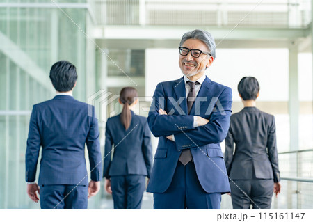 笑顔のシニア男性ビジネスパーソン 115161147