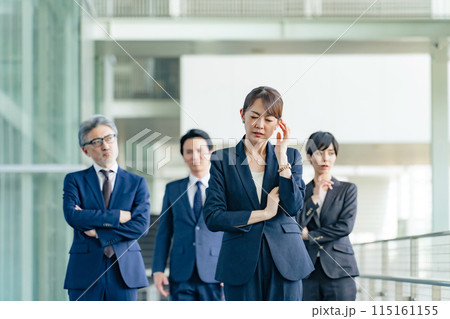 悩むビジネスパーソンのグループ 悩むビジネスパーソンのグループ 115161155
