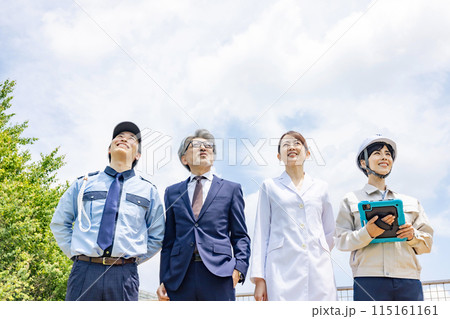 空を見上げる様々な職業の人々（ビジネスマン・エンジニア・研究者・警備員） 115161161