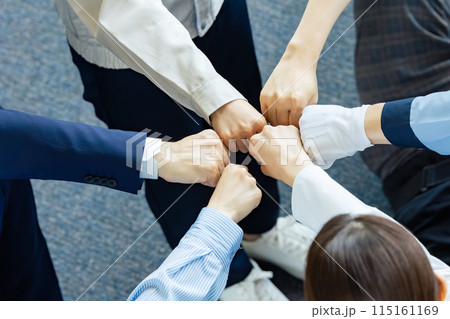 円陣を組む様々な職業の人々のチームワークイメージ（ビジネスマン・エンジニア・研究者・警備員） 115161169