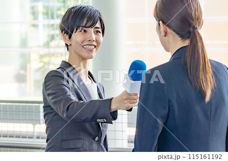 インタビューする女性 115161192
