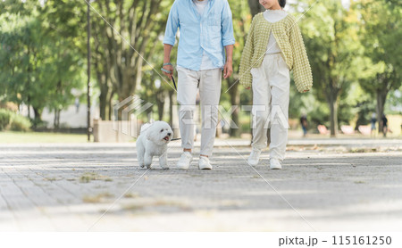 愛犬を可愛がる飼い主の親子・犬の散歩(父親と娘) 愛犬を可愛がる飼い主の親子・犬の散歩(父親と娘) 115161250