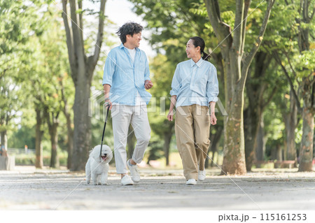 犬の散歩をする夫婦・愛犬家・飼い主・ペットシッター・家族 犬の散歩をする夫婦・愛犬家・飼い主・ペットシッター・家族 115161253