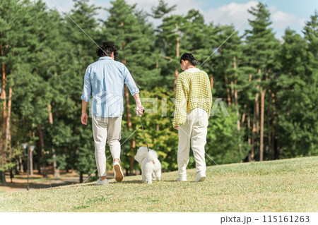 愛犬を可愛がる飼い主の親子・犬の散歩(父親と娘) 愛犬を可愛がる飼い主の親子・犬の散歩(父親と娘) 115161263
