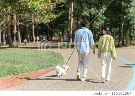 愛犬を可愛がる飼い主の親子・犬の散歩（父親と娘） 115161264