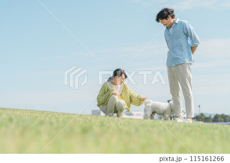 愛犬を可愛がる飼い主の親子・犬の散歩(父親と娘) 愛犬を可愛がる飼い主の親子・犬の散歩(父親と娘) 115161266