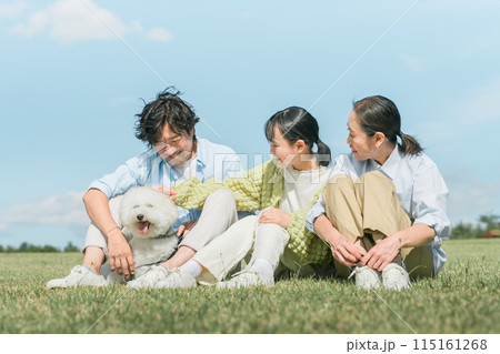 犬・ペットと遊ぶ家族・ファミリー(飼い主・両親と子供・3人) 犬・ペットと遊ぶ家族・ファミリー(飼い主・両親と子供・3人) 115161268