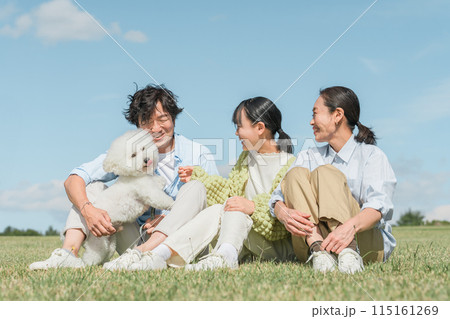 犬・ペットと遊ぶ家族・ファミリー(飼い主・両親と子供・3人) 犬・ペットと遊ぶ家族・ファミリー(飼い主・両親と子供・3人) 115161269