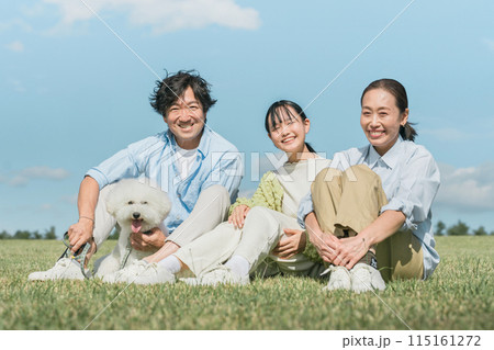 犬・ペットと遊ぶ家族・ファミリー（飼い主・両親と子供・3人） 115161272