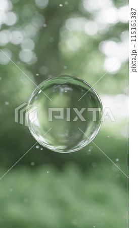 木や葉っぱの背景に透明の水滴。梅雨、雨のイメージ。3D(縦長) 木や葉っぱの背景に透明の水滴。梅雨、雨のイメージ。3D(縦長) 115161387