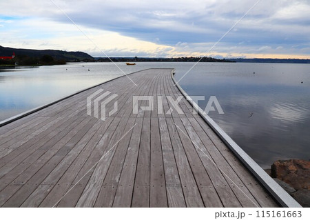 ニュージーランド、ロトルア湖 115161663