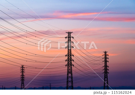 立ち並ぶ送電鉄塔と夕焼け空 c-4 寒色 高コントラスト 立ち並ぶ送電鉄塔と夕焼け空 c-4 寒色 高コントラスト 115162024