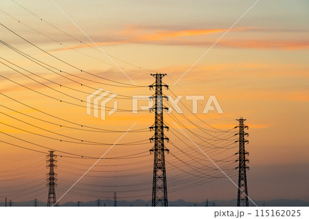 立ち並ぶ送電鉄塔と夕焼け空 c-5 暖色 立ち並ぶ送電鉄塔と夕焼け空 c-5 暖色 115162025