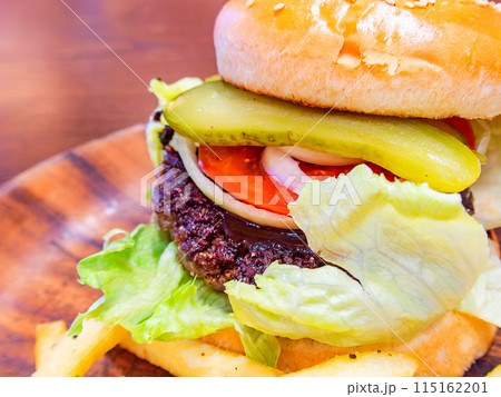 美味しそうなボリュウーム満点のハンバーガー 美味しそうなボリュウーム満点のハンバーガー 115162201
