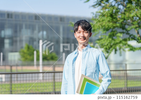 笑顔の大学生 115162759