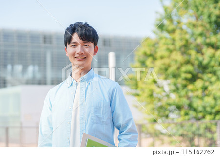 笑顔の大学生 115162762
