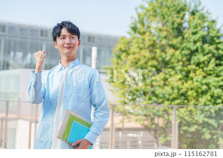 ガッツポーズする笑顔の大学生 115162781