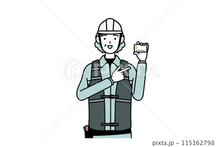 クレジット決済を勧めるヘルメットと作業着姿のシニア女性技師 115162798