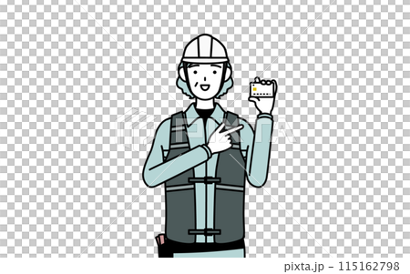 クレジット決済を勧めるヘルメットと作業着姿のシニア女性技師 115162798