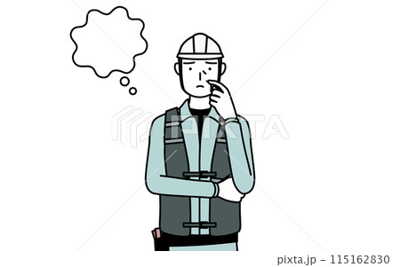 顔をかきながら考えるヘルメットと作業着姿のシニア男性技師 115162830