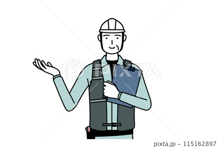 クリップボードを持って手を広げるヘルメットと作業着姿のシニア男性技師 115162897