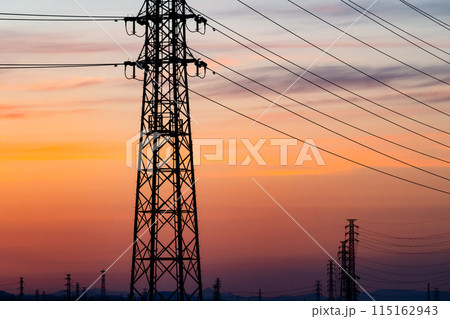 立ち並ぶ送電鉄塔と夕焼け空　f-4 寒色 高コントラスト 115162943