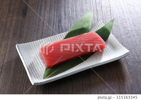 キハダマグロ短冊の皿盛り 木目背景 キハダマグロ短冊の皿盛り 木目背景 115163345