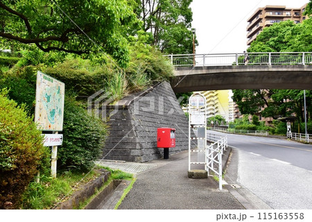 横浜市　相鉄バスの地区公園バス停と若葉台団地 115163558