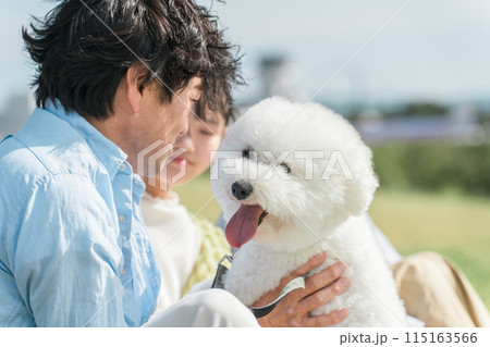 犬の散歩をする愛犬家の中高年男性・ドッグセラピー 115163566
