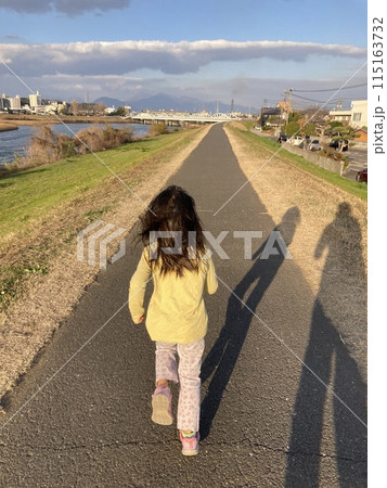 土手をランニングする子供 土手をランニングする子供 115163732