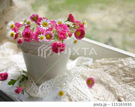 窓辺にピンクのミニ薔薇アレンジメント 窓辺にピンクのミニ薔薇アレンジメント 115163930