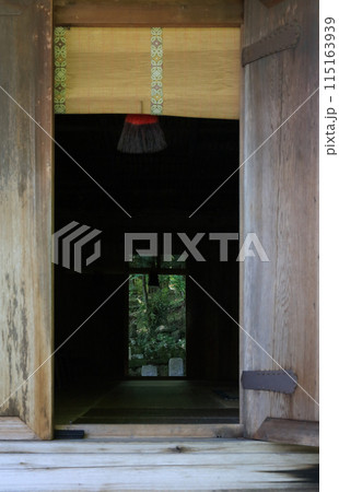富貴寺大堂の拝観入口(大堂に向かって右横から見る) 富貴寺大堂の拝観入口(大堂に向かって右横から見る) 115163939