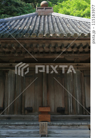 富貴寺大堂正面、宝形造、瓦葺き(行基葺き) 富貴寺大堂正面、宝形造、瓦葺き(行基葺き) 115163977