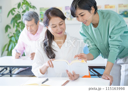 笑顔で学ぶアクティブシニアと先生 115163998
